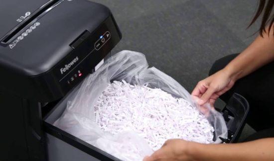 Как происходит утилизация бумаги в офисе